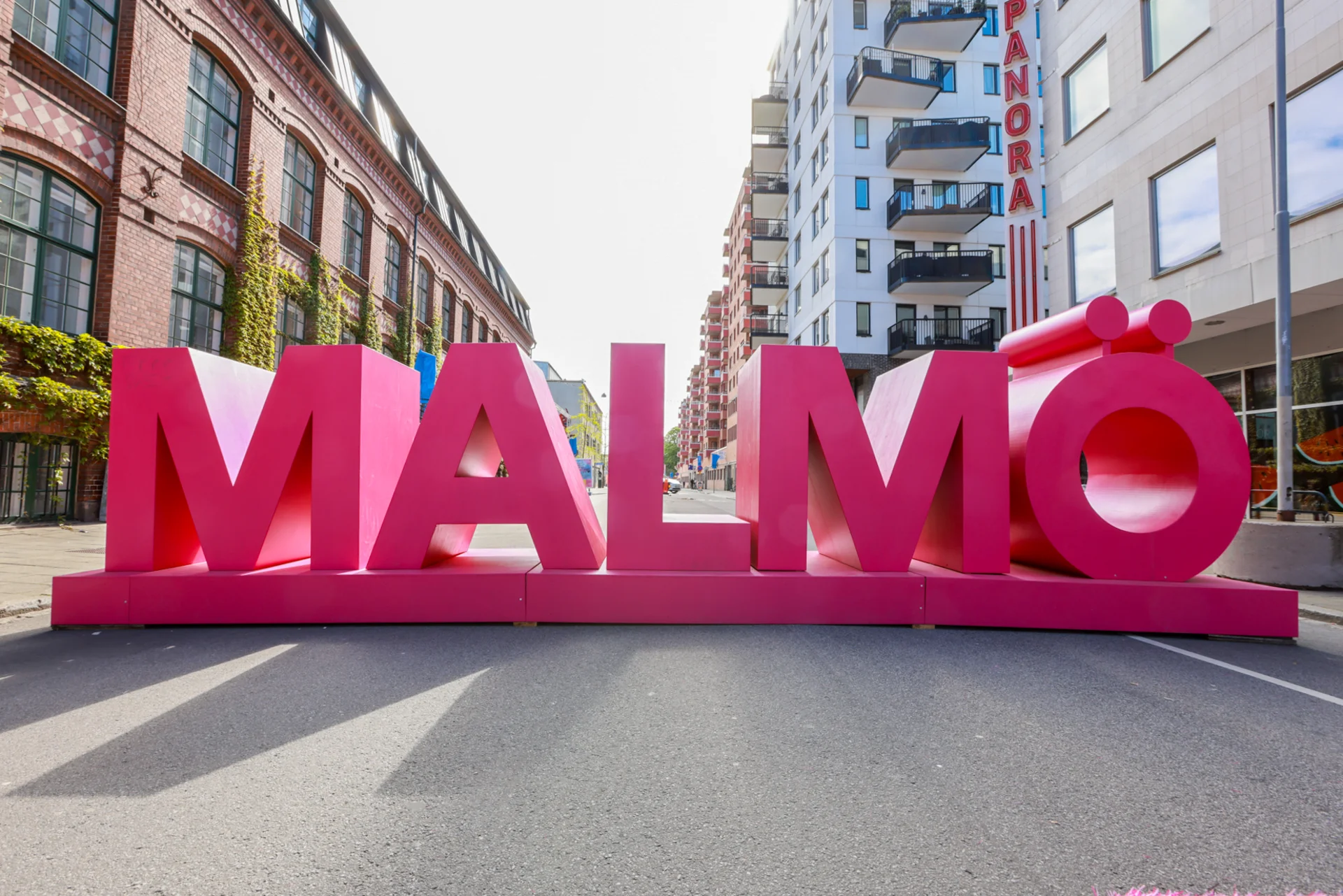 Malmöskylt_eurovision_2024_05 Stor rosa Malmöskylt ståendes mitt i gatan