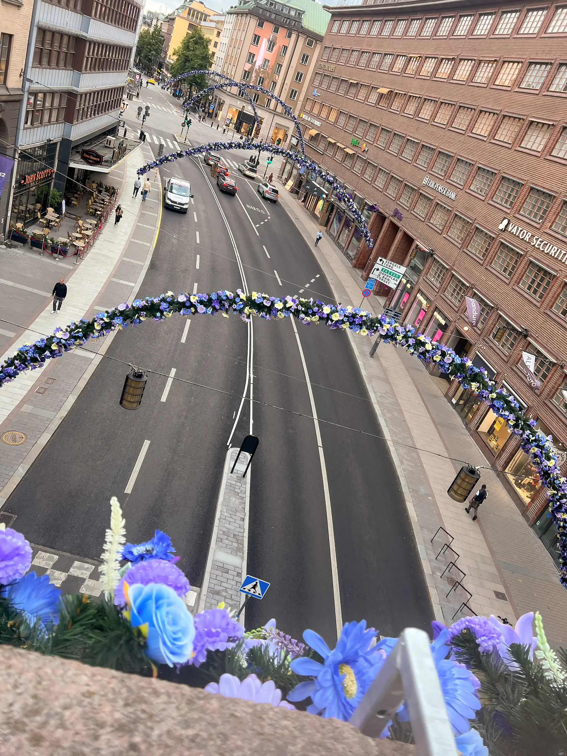 Sommardekoration på Kungsgatan i Stockholm, tagit från en vy ovanifrån.