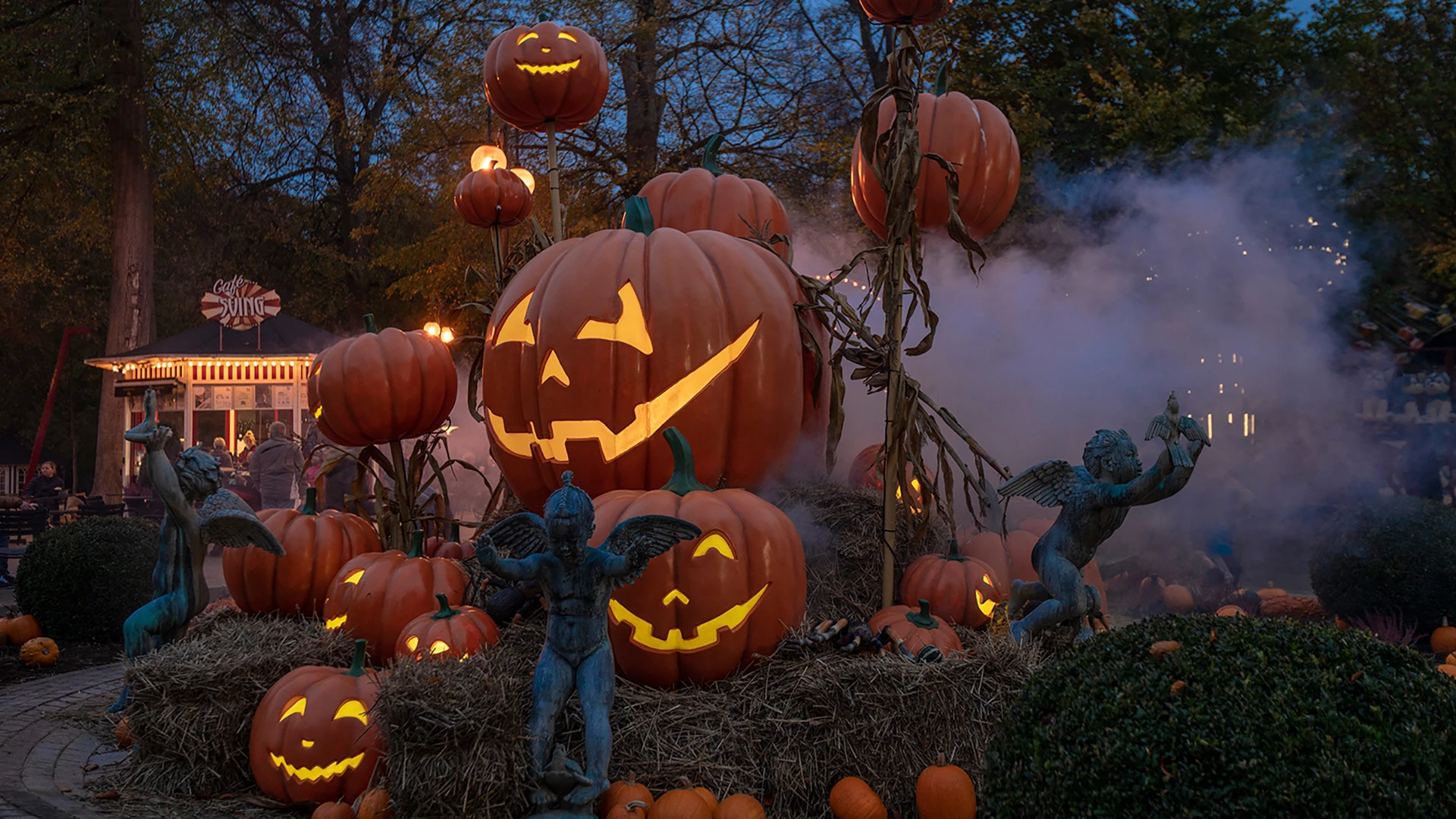 En plats dekorerad med halloween-dekorationer.