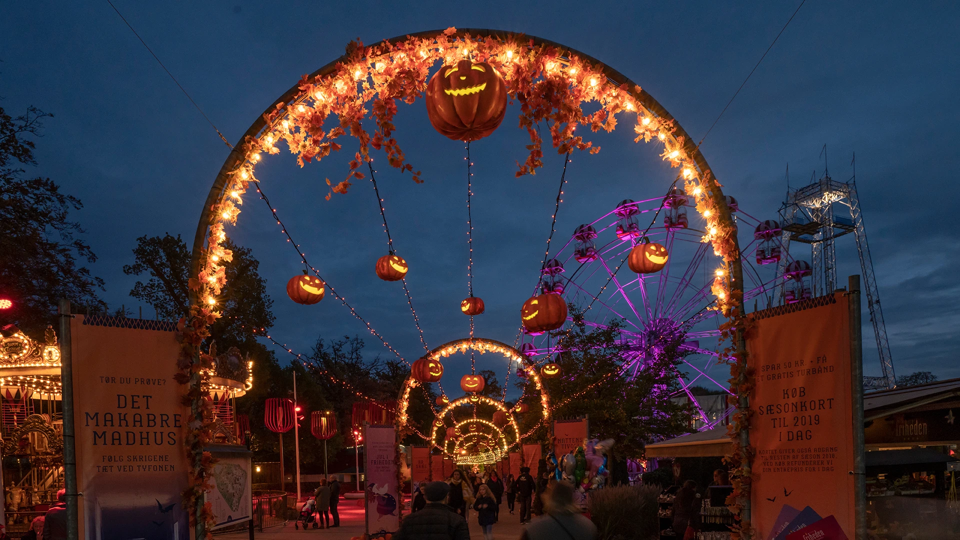 En gång med halloween dekorationer på ett nöjesfält.